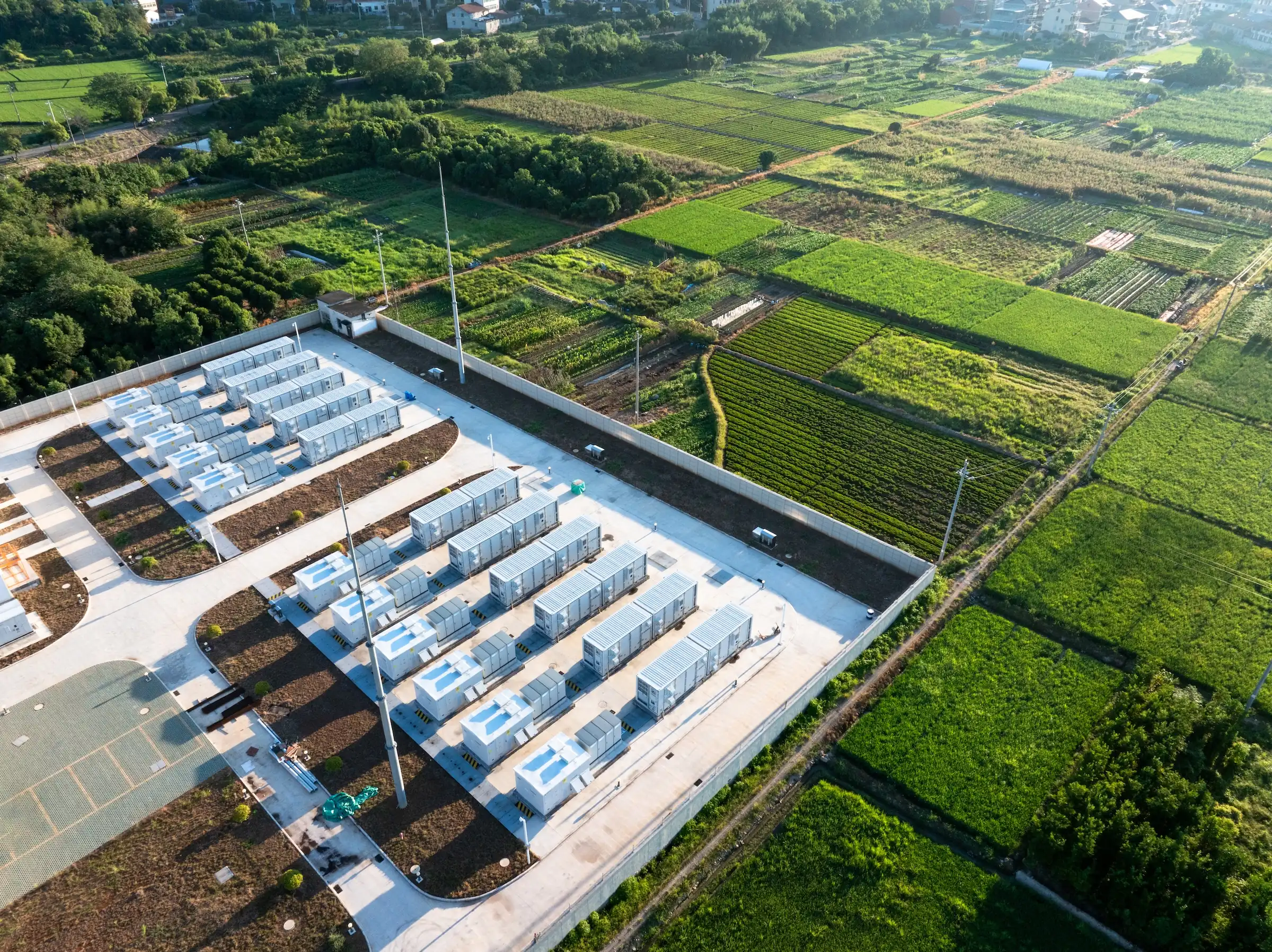 Luftaufnahme einer Batterie-Großspeicheranlage im Grünen