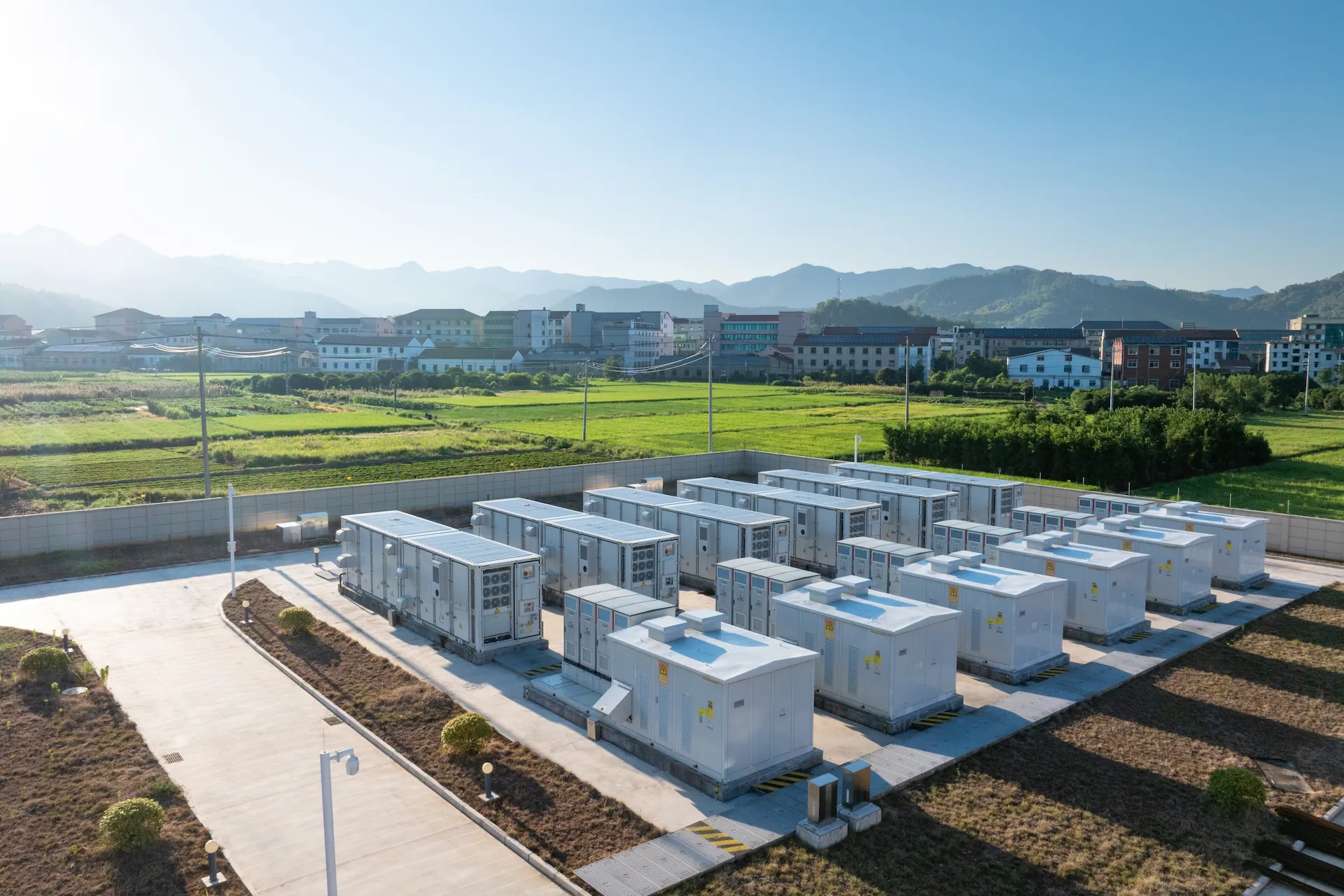 Batterie-Großspeicher Anlage mit Bergpanorama